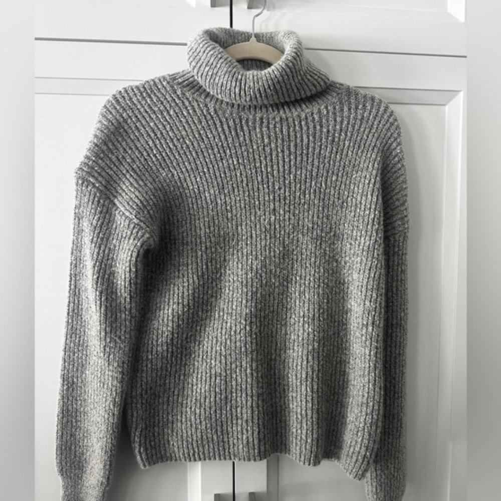 2/$50✨CK Grey Knit Turtleneck sweater